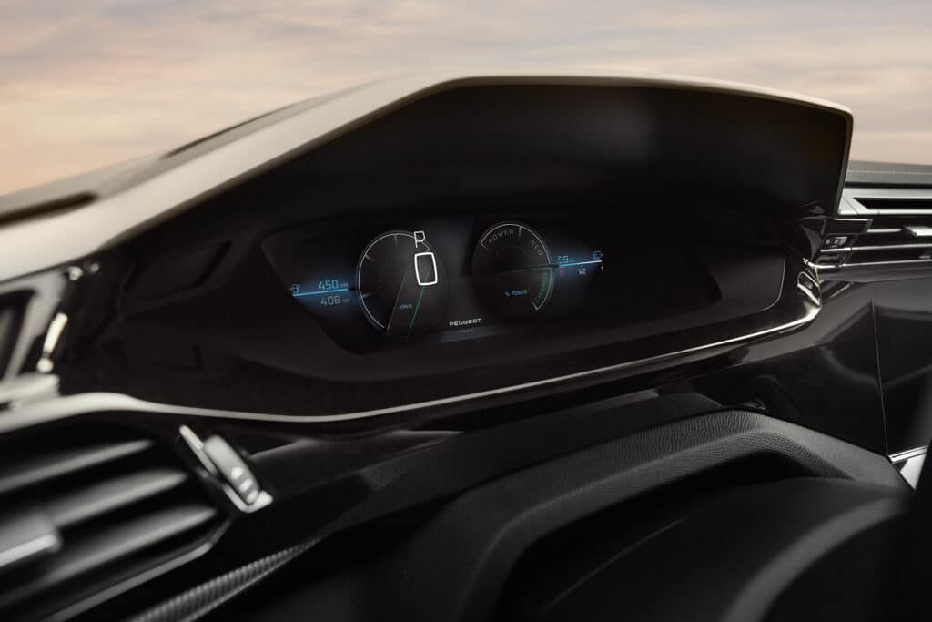 PEUGEOT представя новия E-408 – електрически фастбек с впечатляваща динамика и пробег от 453 км