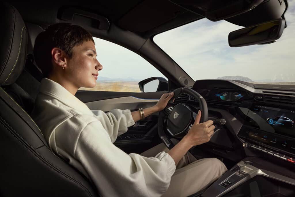 PEUGEOT представя новия E-408 – електрически фастбек с впечатляваща динамика и пробег от 453 км