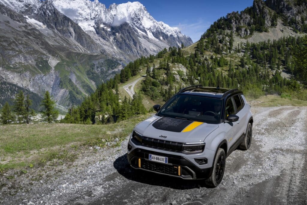 Jeep стартира поръчките за Avenger 4xe и специалното издание The North Face Edition