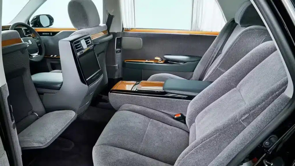 Коя Toyota има повече лукс и класа от S-класа? (не говорим за беге поп-рап групата) 