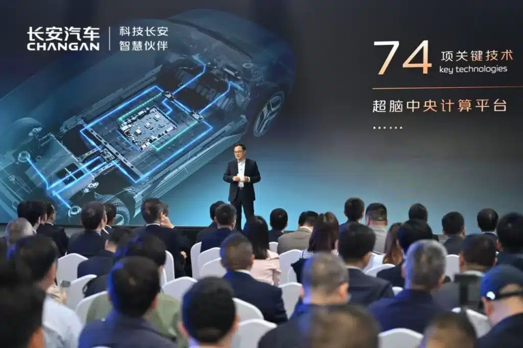Changan и Huawei отварят умна фабрика, в която роботи произвеждат автомобили по поръчка