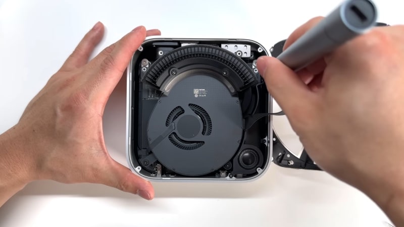 Ентусиасти разглобиха новия Apple Mac Mini – компактният компютър е получил сменяем SSD