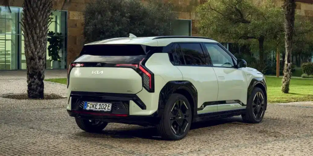 Електрическият кросоувър Kia EV3 с пробег над 600 км вече се продава в Европа на цена от 36 хил. евро