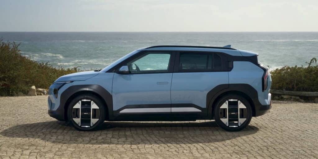 Електрическият кросоувър Kia EV3 с пробег над 600 км вече се продава в Европа на цена от 36 хил. евро