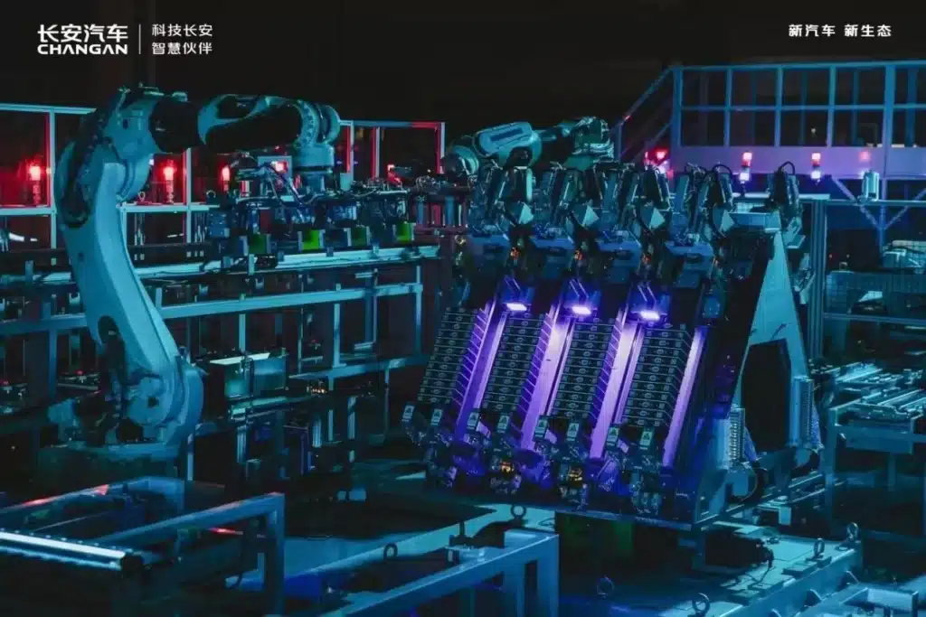 Changan и Huawei отварят умна фабрика, в която роботи произвеждат автомобили по поръчка