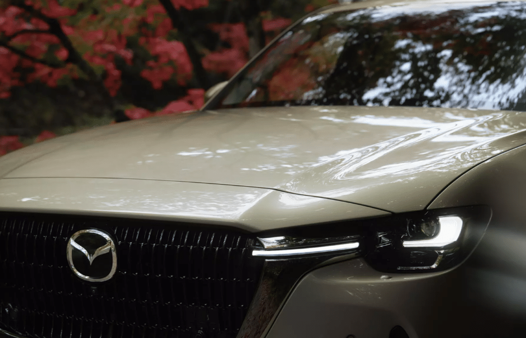 Кросоувърът Mazda CX-60 в Европа е претърпял промени: какви са те