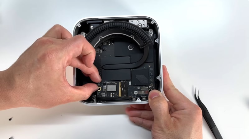 Ентусиасти разглобиха новия Apple Mac Mini – компактният компютър е получил сменяем SSD