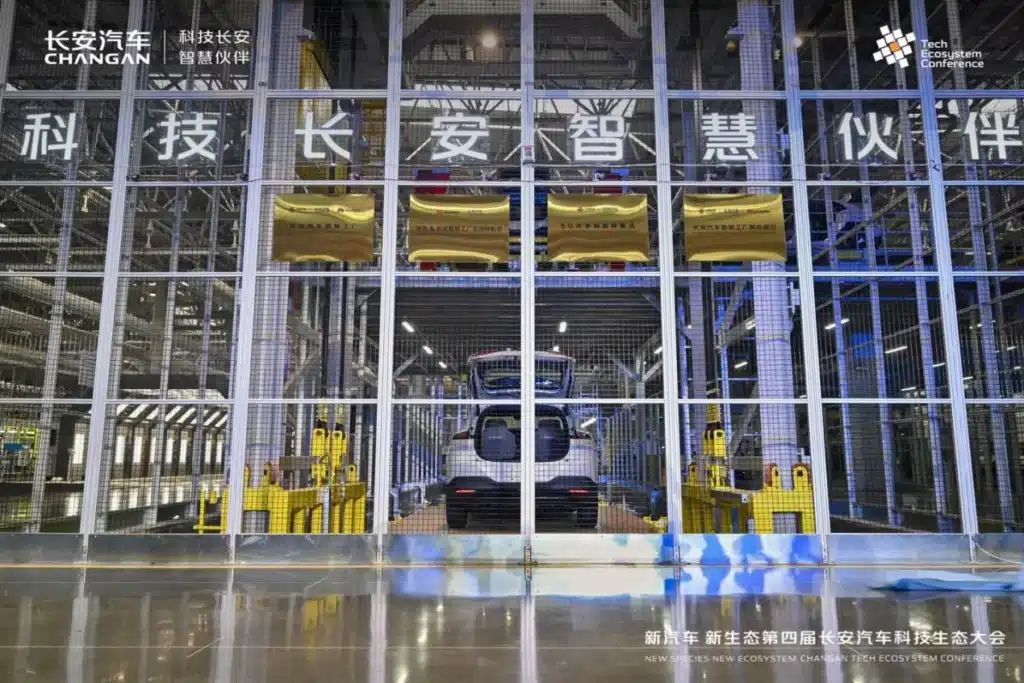 Changan и Huawei отварят умна фабрика, в която роботи произвеждат автомобили по поръчка