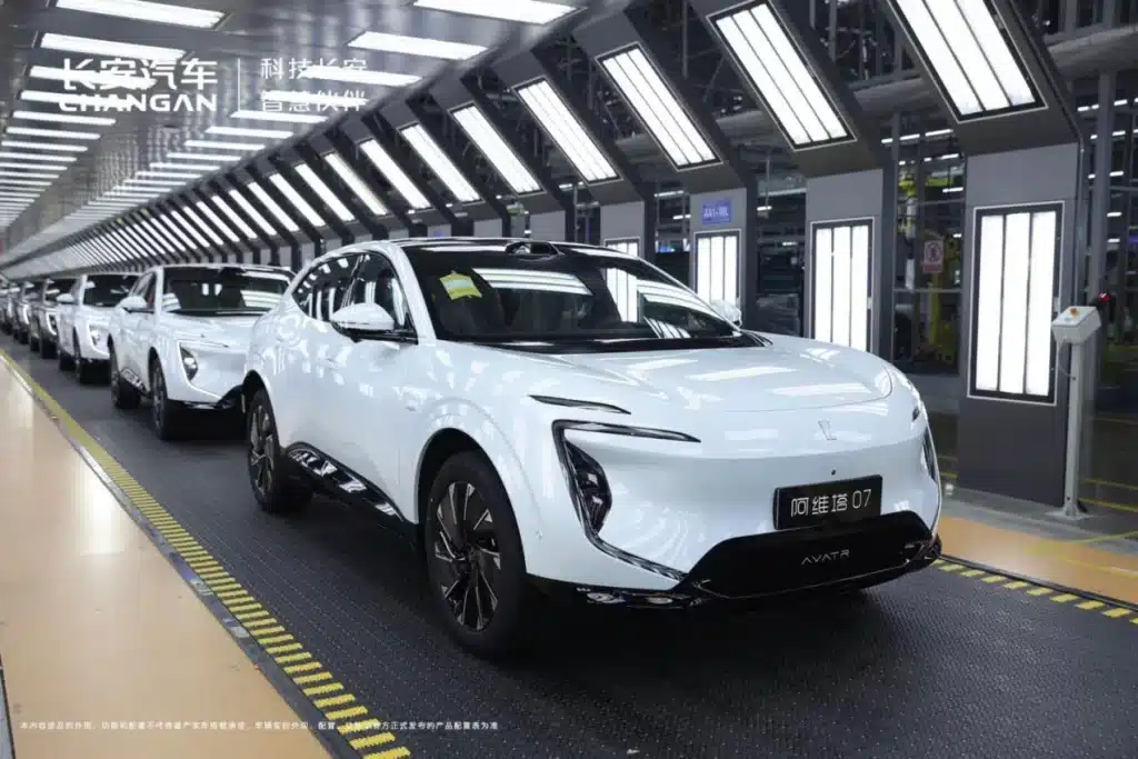 Changan и Huawei отварят умна фабрика, в която роботи произвеждат автомобили по поръчка