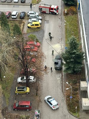 Електромобил Tesla се запали на паркинг в София