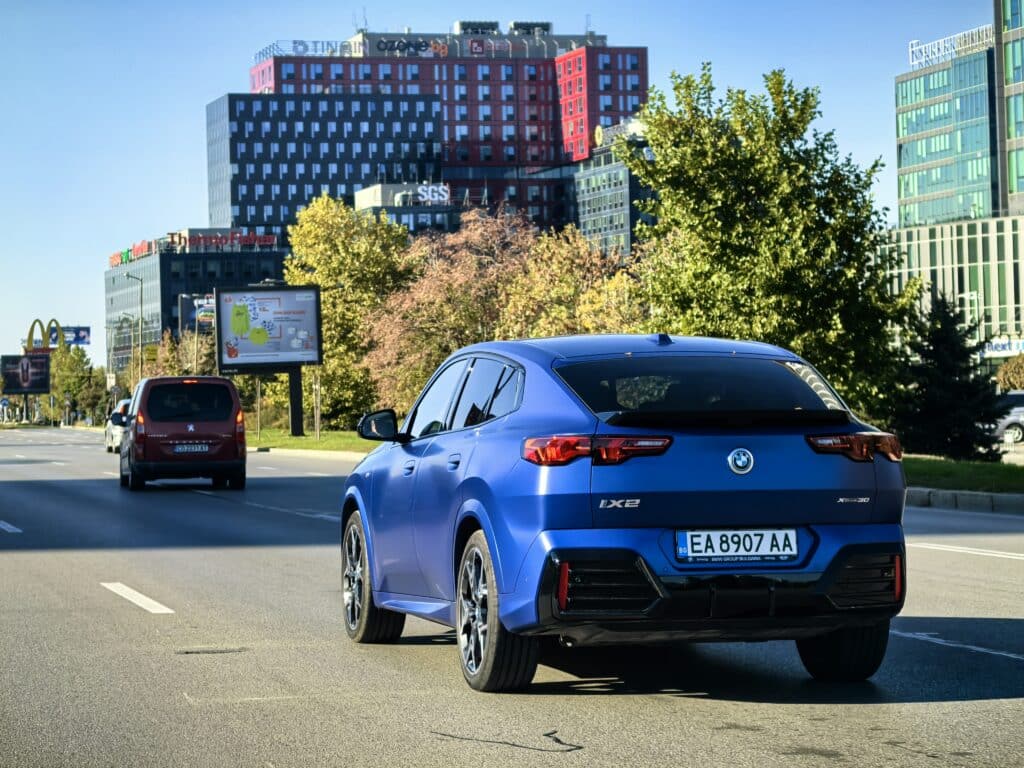 BMW X2 M35i и iX2: Битката между мощния бензин и тихата електрическа революция