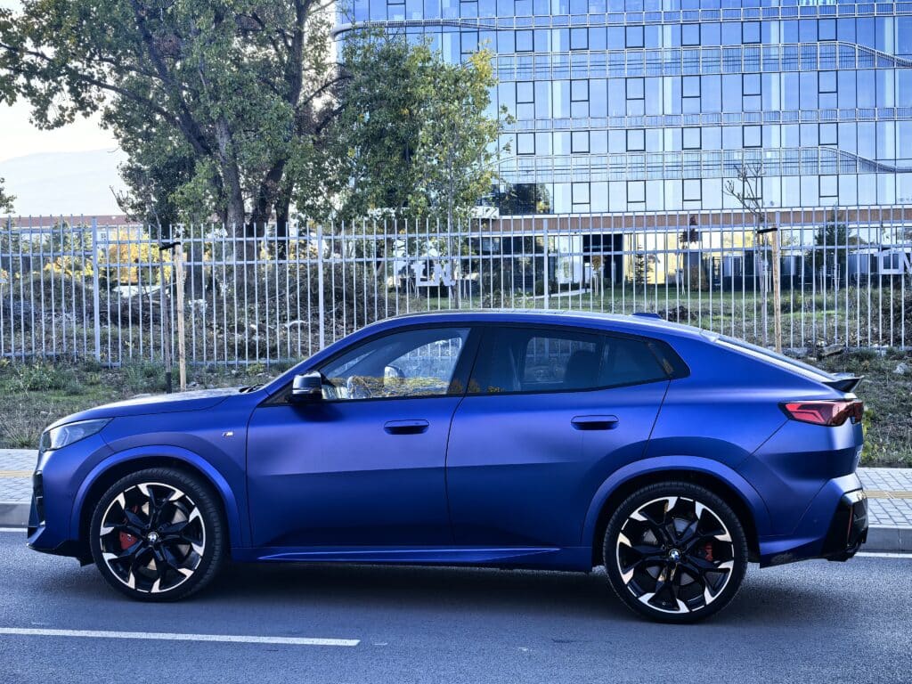 BMW X2 M35i и iX2: Битката между мощния бензин и тихата електрическа революция