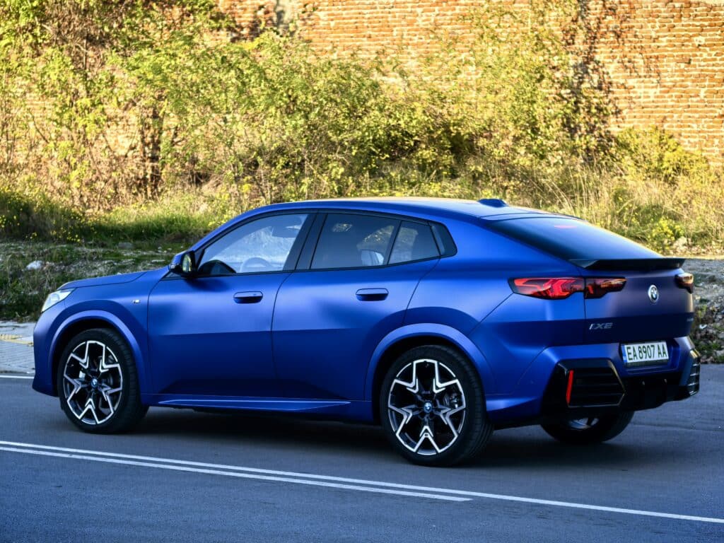 BMW X2 M35i и iX2: Битката между мощния бензин и тихата електрическа революция