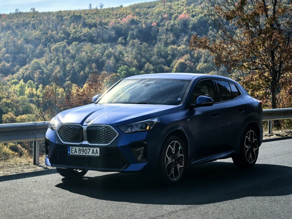 BMW X2 M35i и iX2: Битката между мощния бензин и тихата електрическа революция