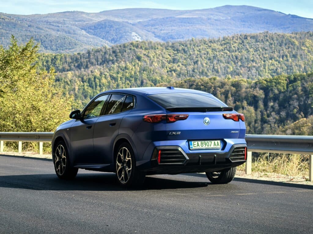 BMW X2 M35i и iX2: Битката между мощния бензин и тихата електрическа революция