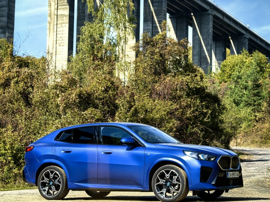 BMW X2 M35i и iX2: Битката между мощния бензин и тихата електрическа революция