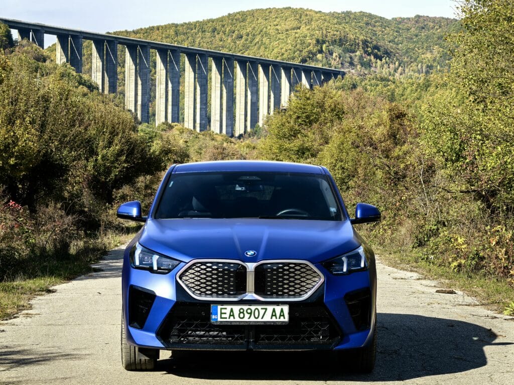 BMW X2 M35i и iX2: Битката между мощния бензин и тихата електрическа революция