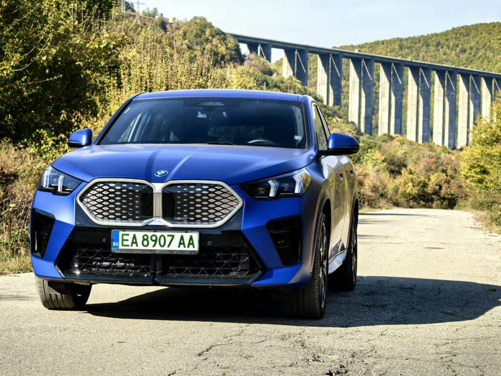 BMW X2 M35i и iX2: Битката между мощния бензин и тихата електрическа революция
