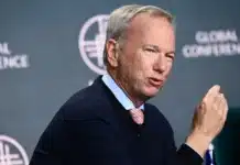 Бивш шеф на Google: „Перфектните“ ИИ гаджета застрашават младите мъже