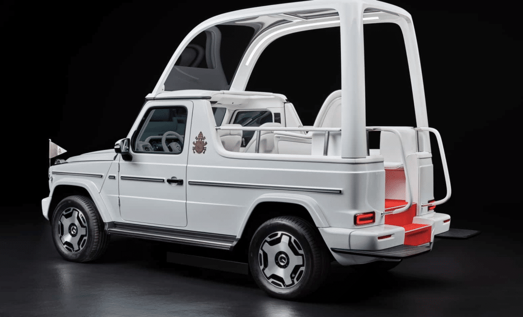 Папата се качи на електрическа „Гега“ – Mercedes-Benz представи нов папамобил