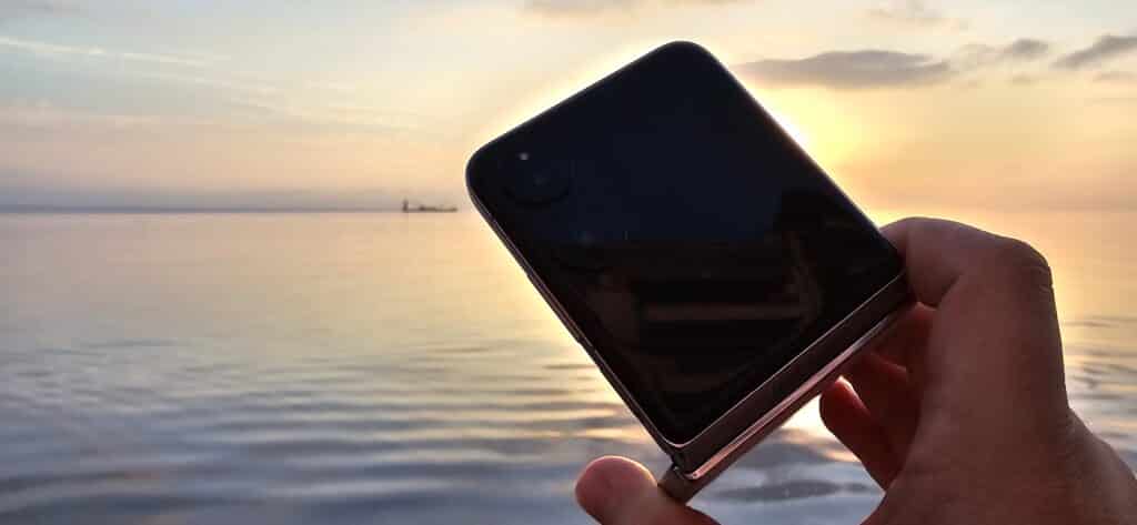 Xiaomi Mix Flip: Компактен, стилен и неочаквано мощен
