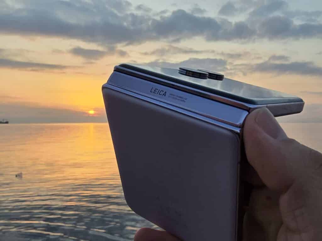 Xiaomi Mix Flip: Компактен, стилен и неочаквано мощен