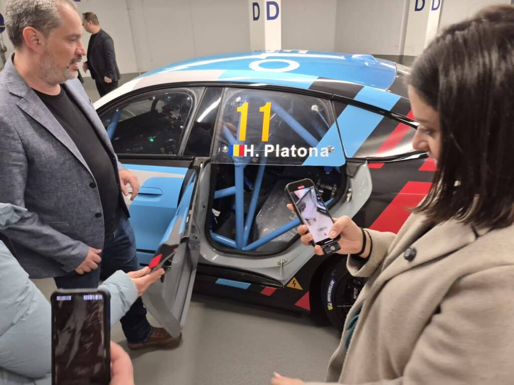 Видяхме на живо „Elsa“ – уникален електромобил, единственият състезателен BMW i4 в света