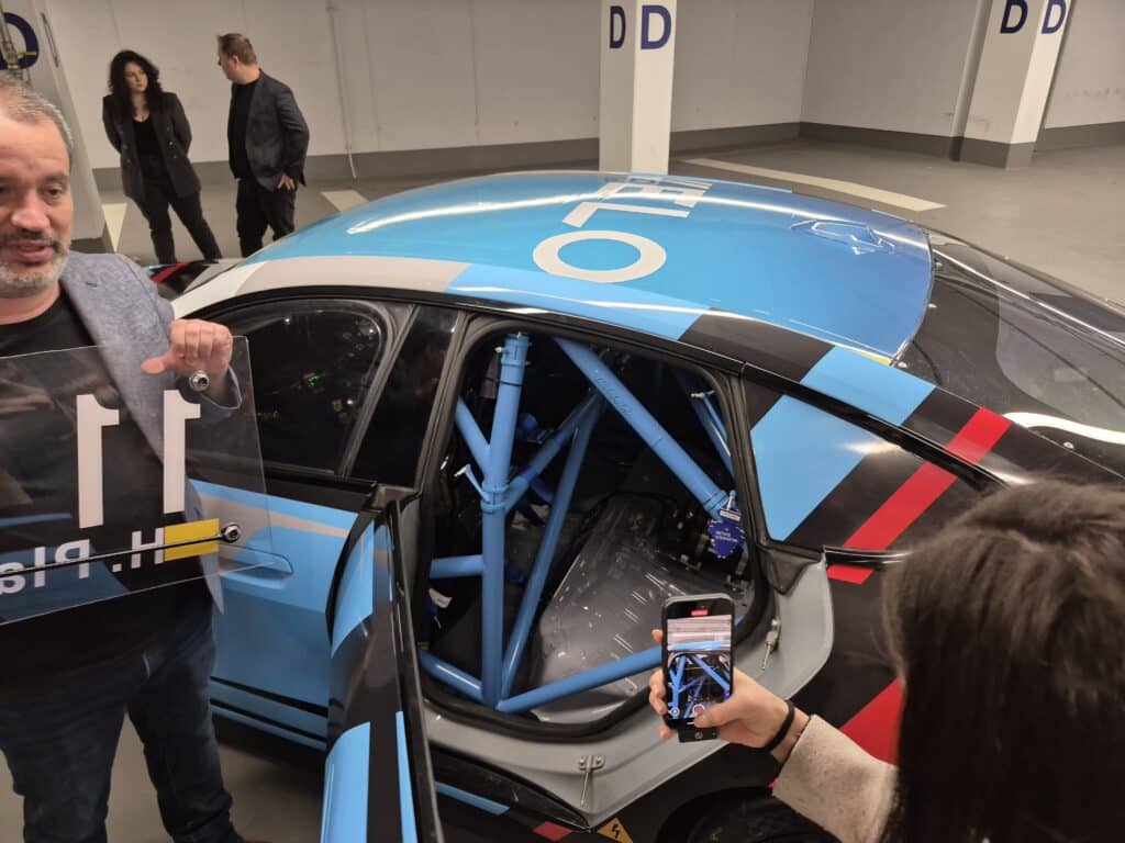 Видяхме на живо „Elsa“ – уникален електромобил, единственият състезателен BMW i4 в света