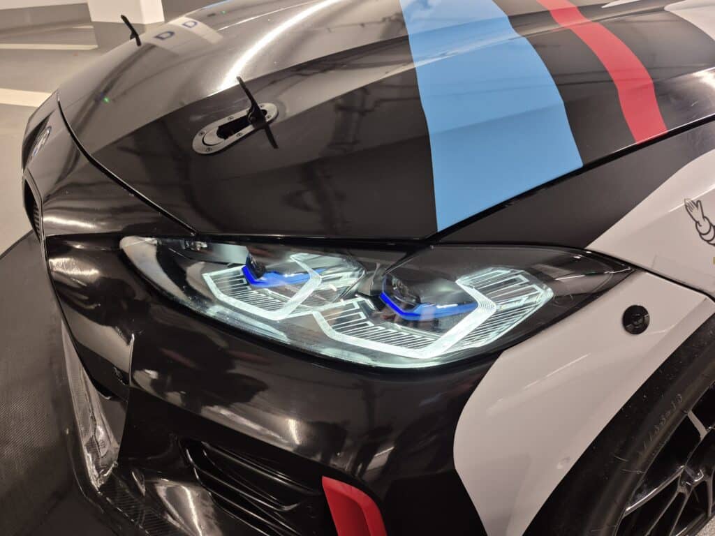Видяхме на живо „Elsa“ – уникален електромобил, единственият състезателен BMW i4 в света