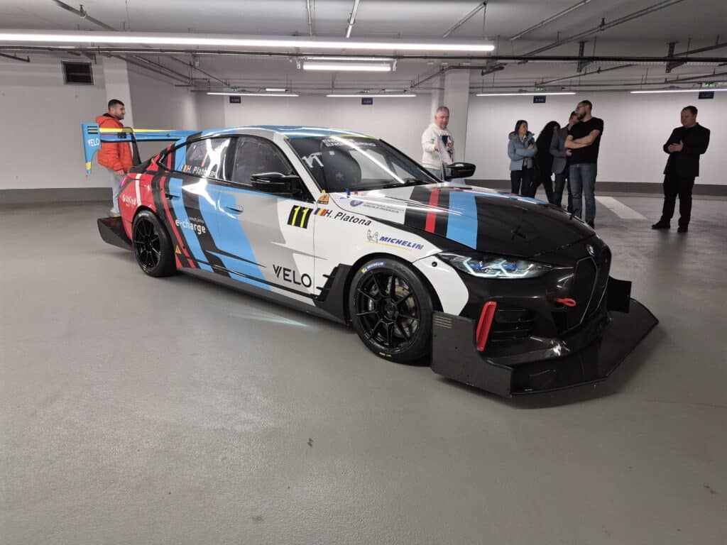 Видяхме на живо „Elsa“ – уникален електромобил, единственият състезателен BMW i4 в света