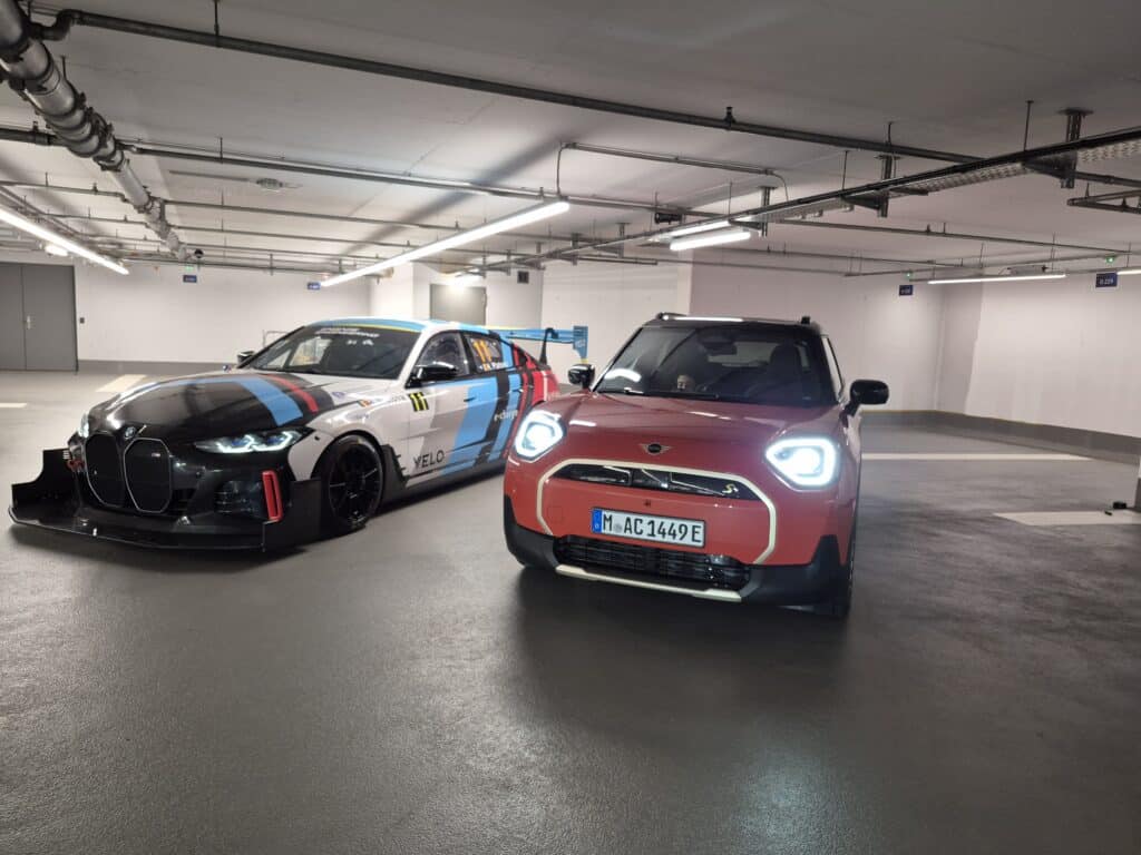 Видяхме на живо „Elsa“ – уникален електромобил, единственият състезателен BMW i4 в света