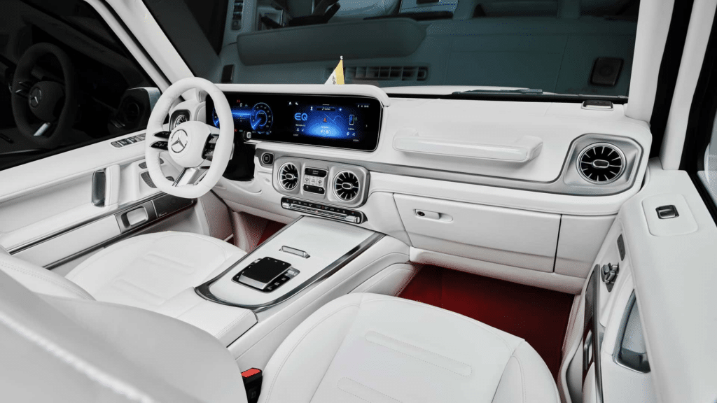 Папата се качи на електрическа „Гега“ – Mercedes-Benz представи нов папамобил