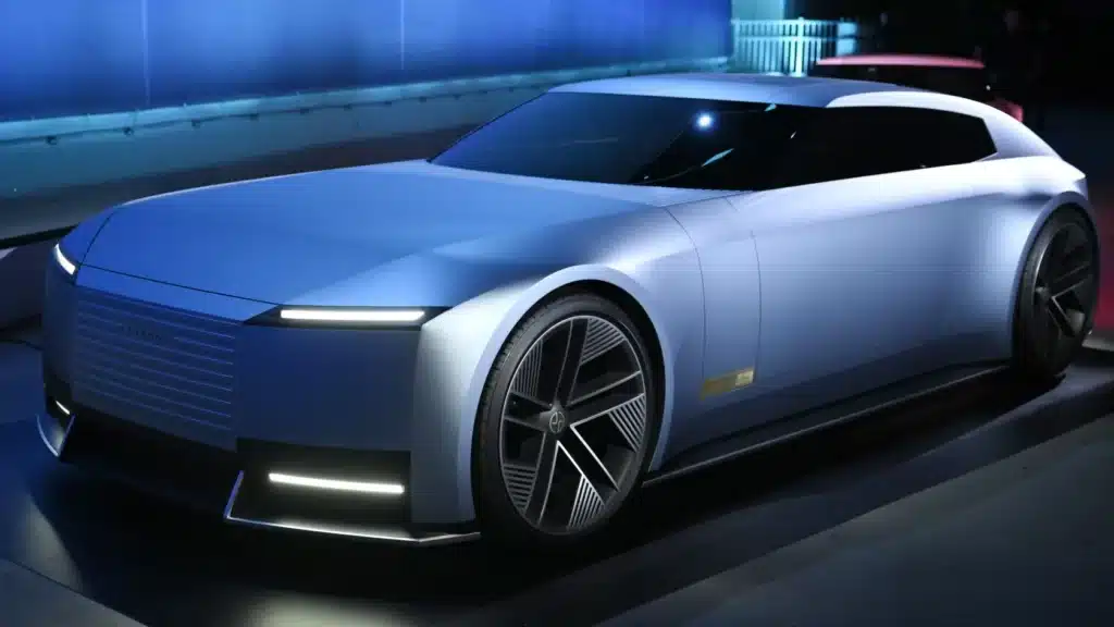 Сензационният „розов батмобил“ от Jaguar беше заснет на живи снимки. Електрическата кола изглежда нереална