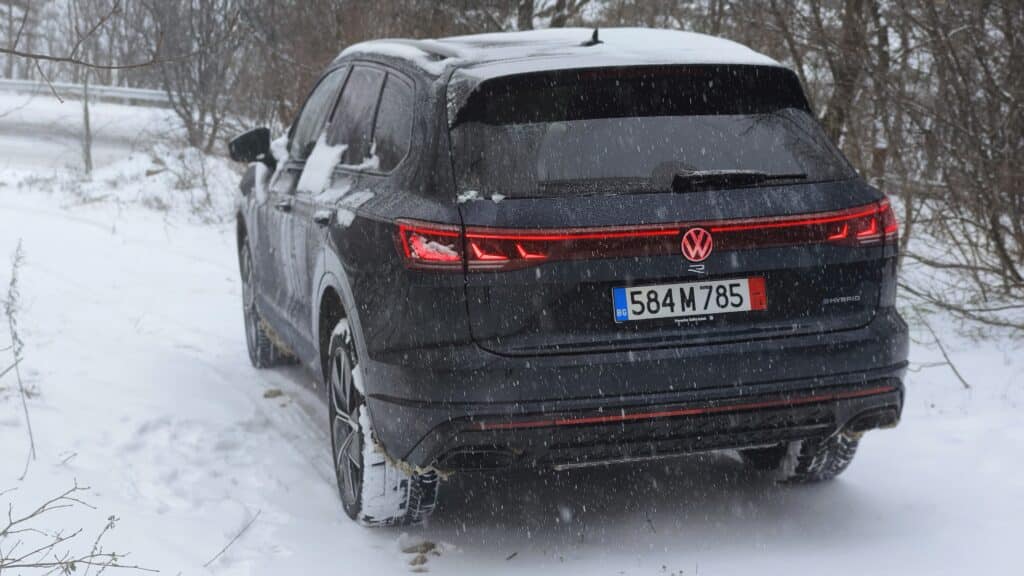 Volkswagen Touareg R: Кралят на снежните пътища и модерната технология