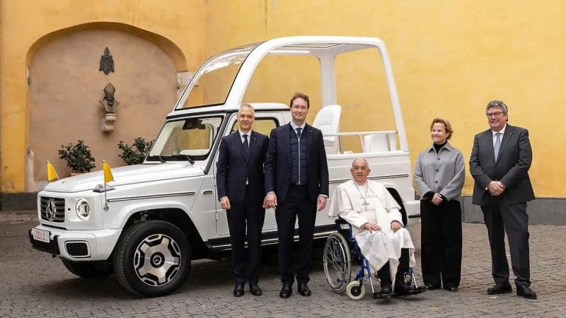 Папата се качи на електрическа „Гега“ – Mercedes-Benz представи нов папамобил