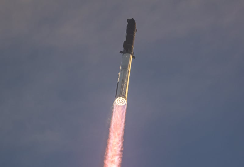 Ракетата SLS на НАСА може никога повече да не излети – какво означава това за завръщането на Луната и какво общо има с Илън Мъск