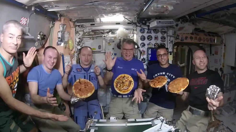 От пица до човешки останки: 10 необичайни обекта, които витаят в космоса