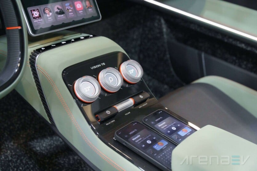 Skoda Vision 7S: концепт на 7-местен електромобил със специална детска седалка и режим Relax