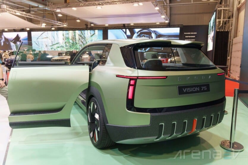 Skoda Vision 7S: концепт на 7-местен електромобил със специална детска седалка и режим Relax