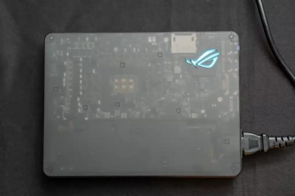 ASUS представи първия в света eGPU с Thunderbolt 5: има и версия с RTX 5090