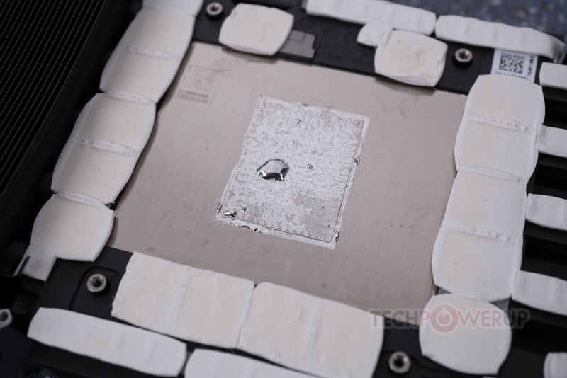 Стана ясно как замяната на течния метал с термопаста в GeForce RTX 5090 FE влияе върху температурата и производителността на GPU