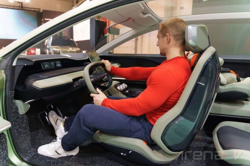 Skoda Vision 7S: концепт на 7-местен електромобил със специална детска седалка и режим Relax