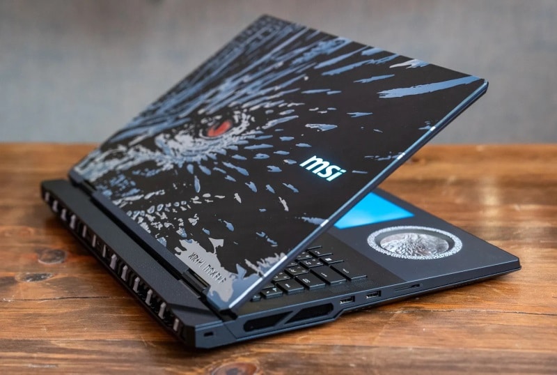 MSI представи големия и мощен лаптоп Titan 18 HX Dragon Edition Norse Myth с лице на дракон върху капака