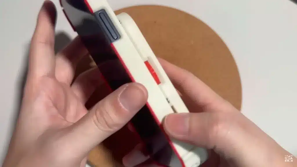 Блогър направи невероятен кейс за iPhone: той е „жив“