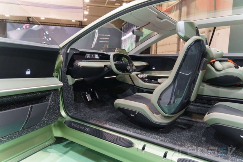 Skoda Vision 7S: концепт на 7-местен електромобил със специална детска седалка и режим Relax