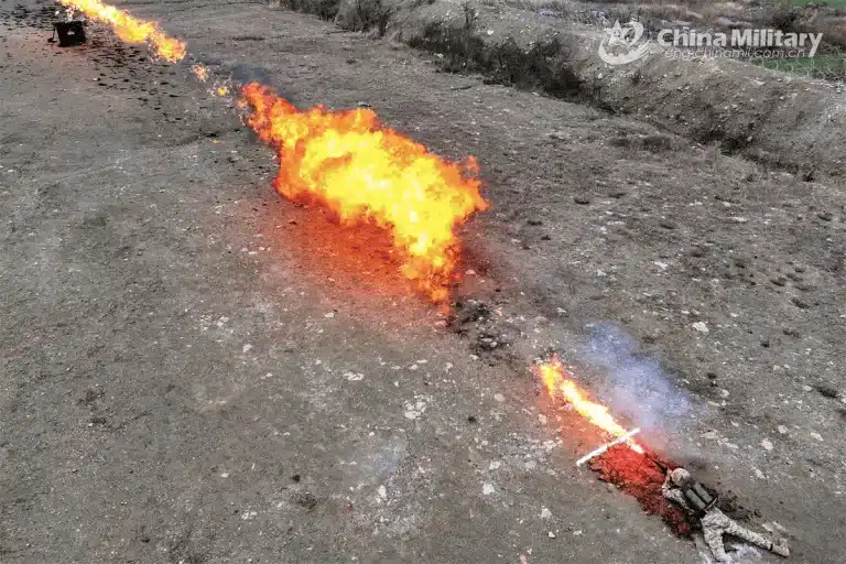 Китайските войници използват пагубни огнехвъргачки, които могат да разтопят човешката плът