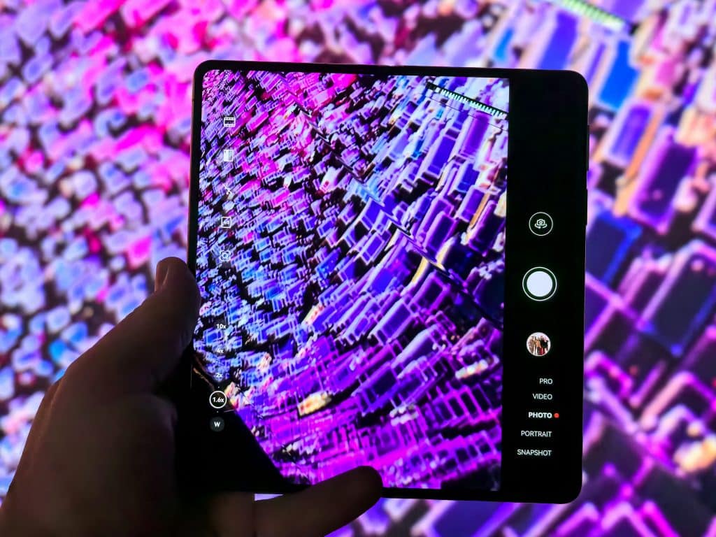 Huawei Mate X6: Сгъваемият смартфон, който обединява лукс, функции и фотография на ново ниво