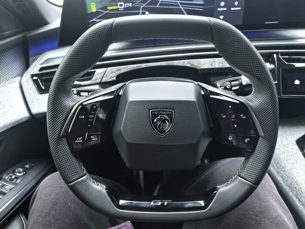 Новият Peugeot E-5008: просторен електрически SUV за цялото семейство