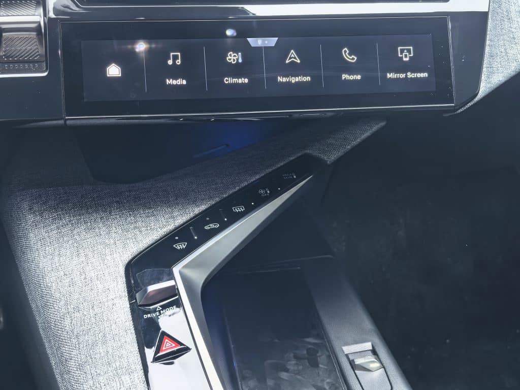 Новият Peugeot E-5008: просторен електрически SUV за цялото семейство