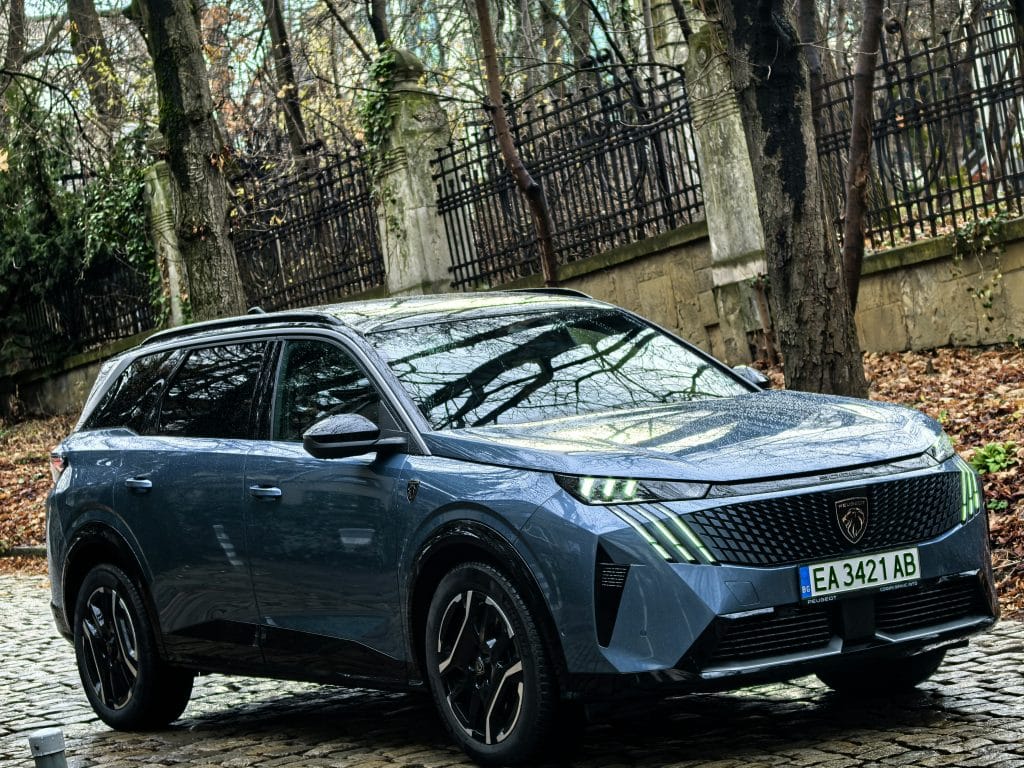 Новият Peugeot E-5008: просторен електрически SUV за цялото семейство